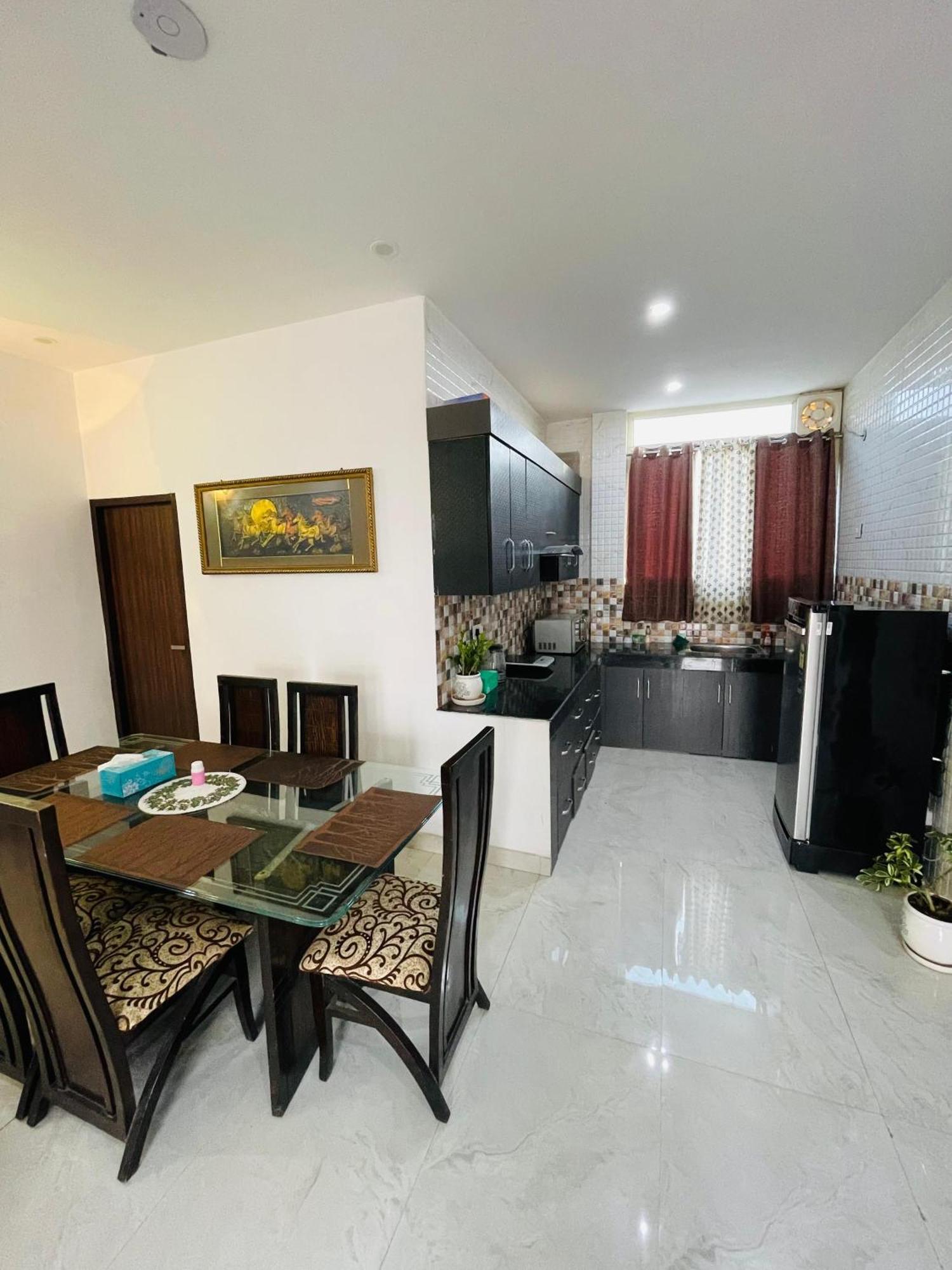 Cozy 2 Bhk With Modern Comforts - No Lift New Delhi