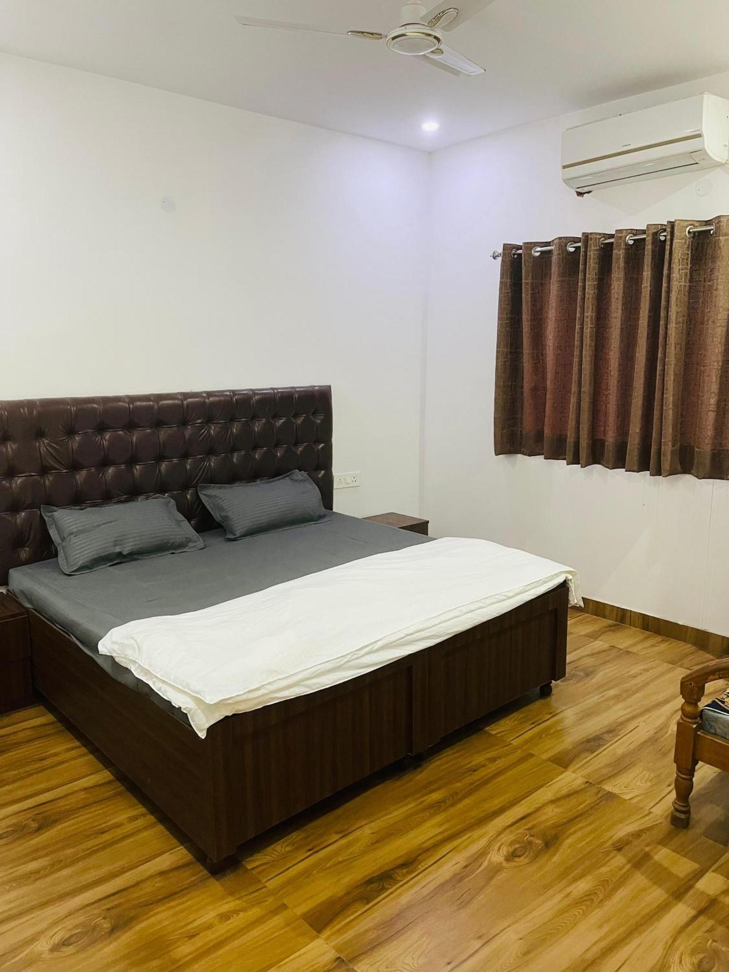 Cozy 2 Bhk With Modern Comforts - No Lift * New Delhi