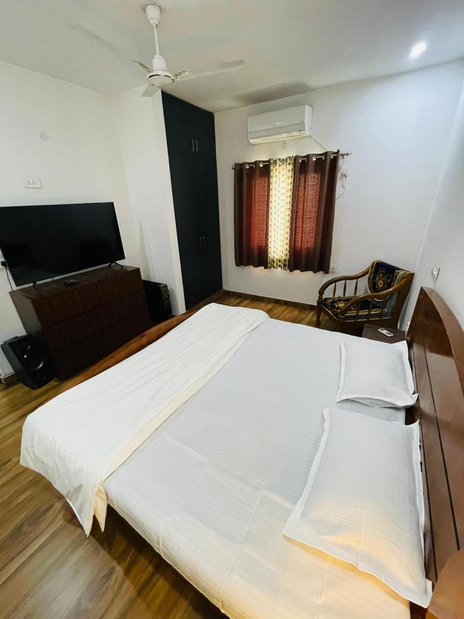Cozy 2 Bhk With Modern Comforts - No Lift Apartment New Delhi