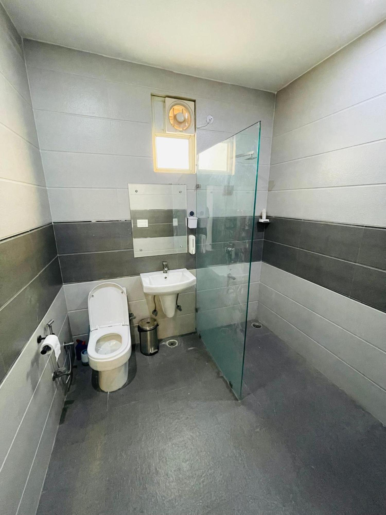 Apartment Cozy 2 Bhk With Modern Comforts - No Lift *