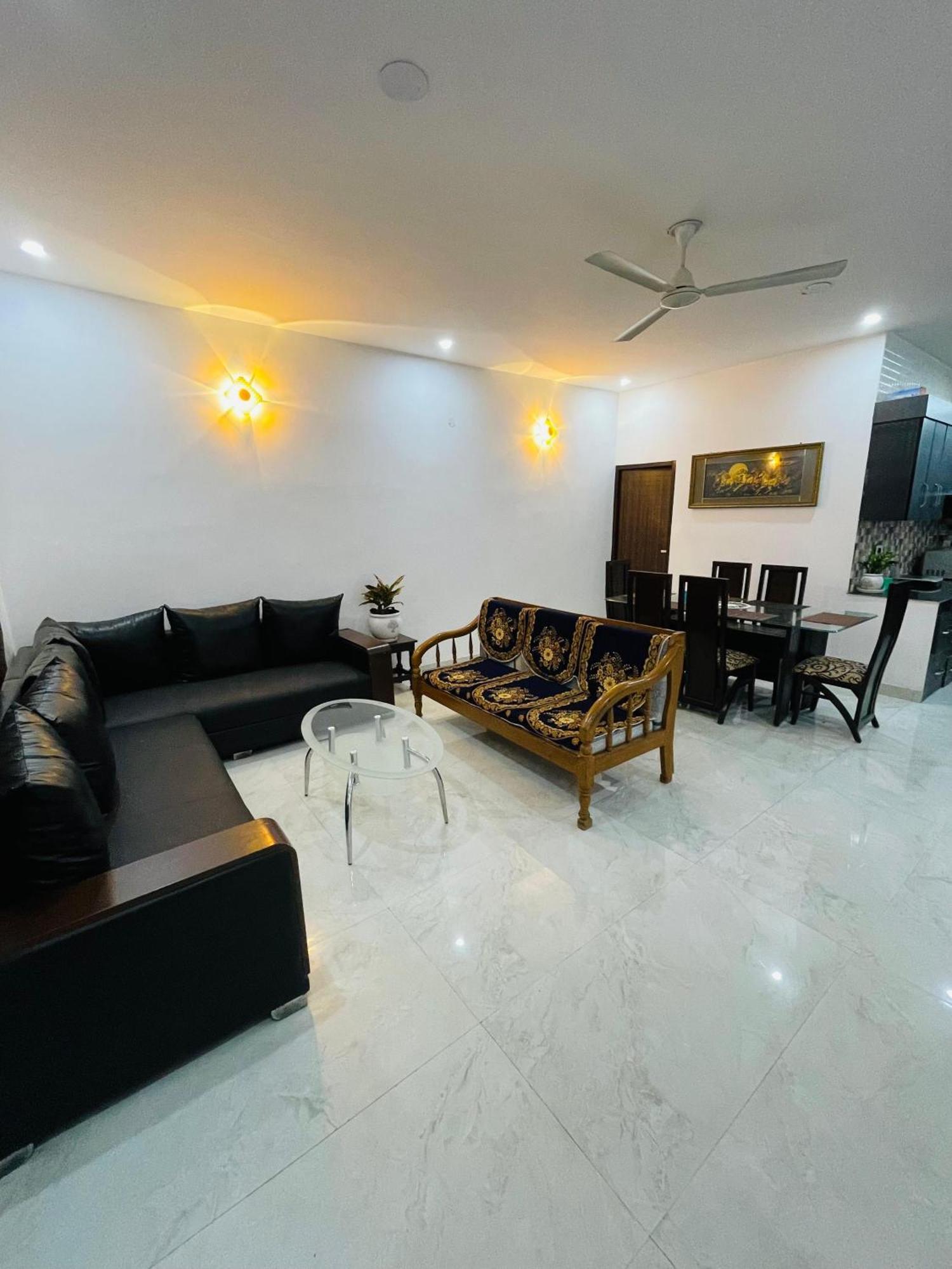 Apartment Cozy 2 Bhk With Modern Comforts - No Lift New Delhi