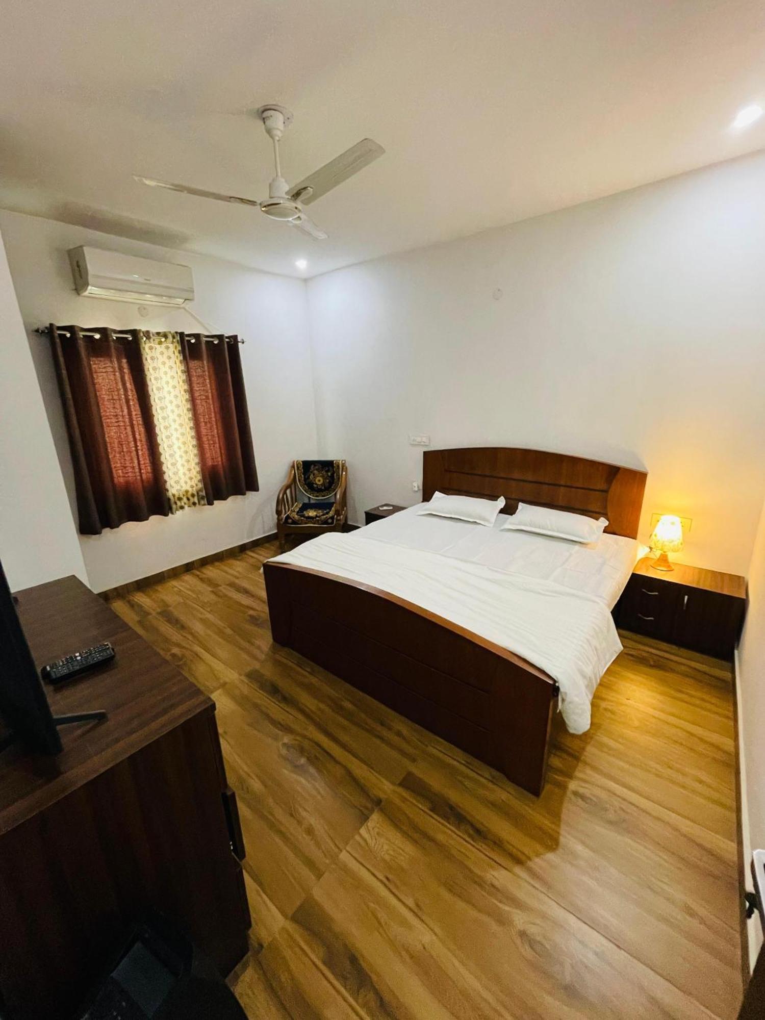 Cozy 2 Bhk With Modern Comforts - No Lift * New Delhi