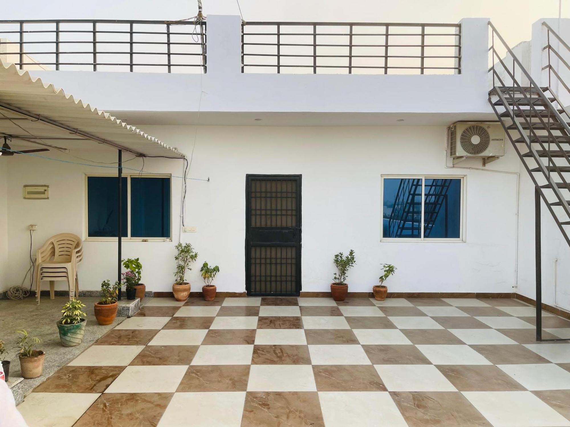 Cozy 2 Bhk With Modern Comforts - No Lift Apartment *
